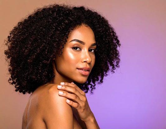 Cómo hidratar el cabello afro de forma natural (y que dure todo el día)